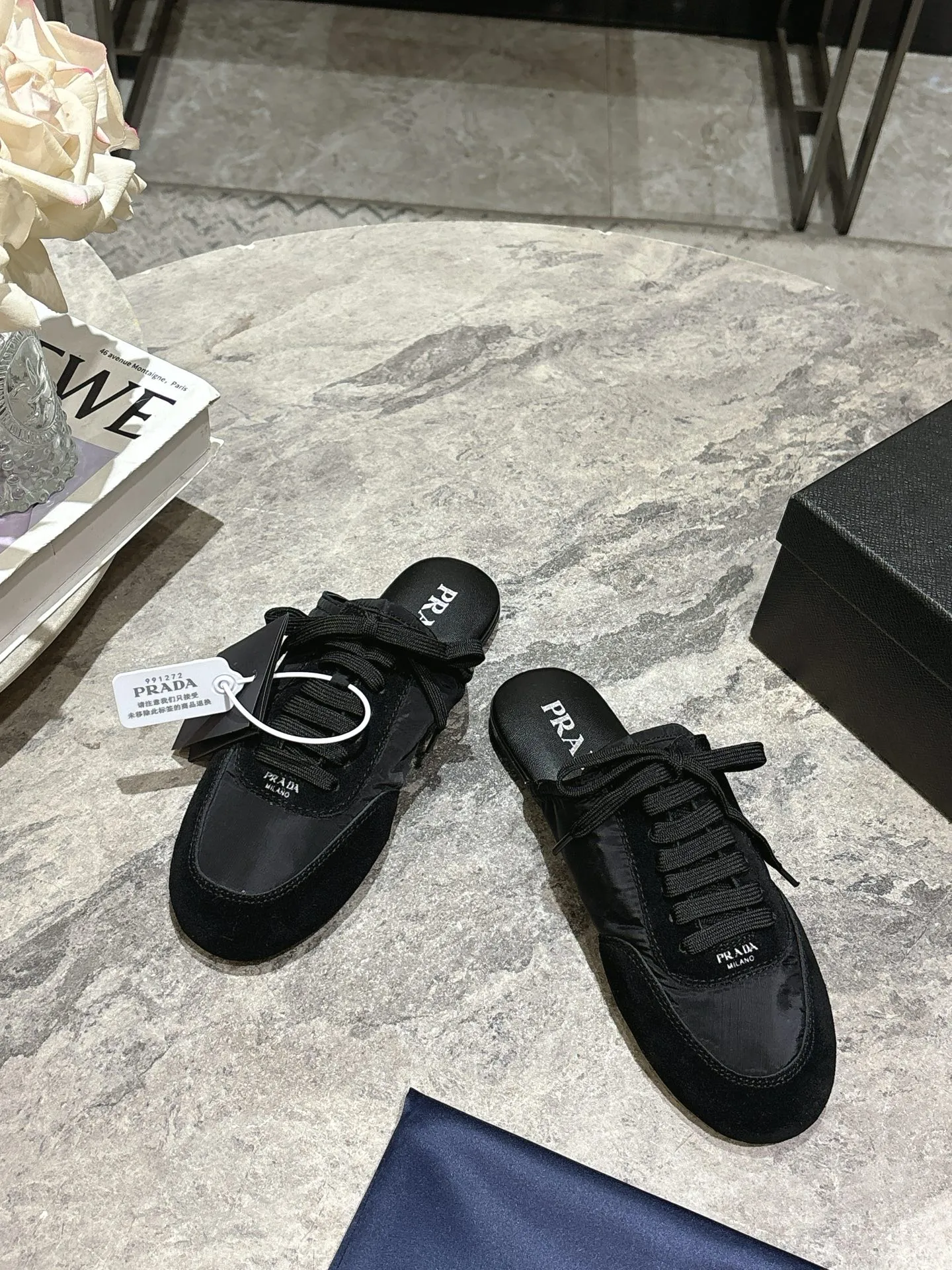 👟👟Ex-factory price 502👟👟 Prada Prada spring and summer show thin-soled moral training shoes for women. The 25ss show style item with the highest export rate. The suede upper has a texture, and the inner sheepskin is wrapped. It is soft and waxy. The insole is thickened with lambskin. It is extremely comfortable to step on, has a sense of support, and feels well wrapped. The shoe shape is full of wrapping, light, easy to wear and practical, a casual shoe, original molded rubber outsole Size: 35-39 (40 41 customized, non-refundable)